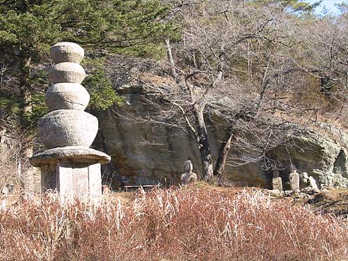 공기돌을 얹진 모양의 탑과 불상군 